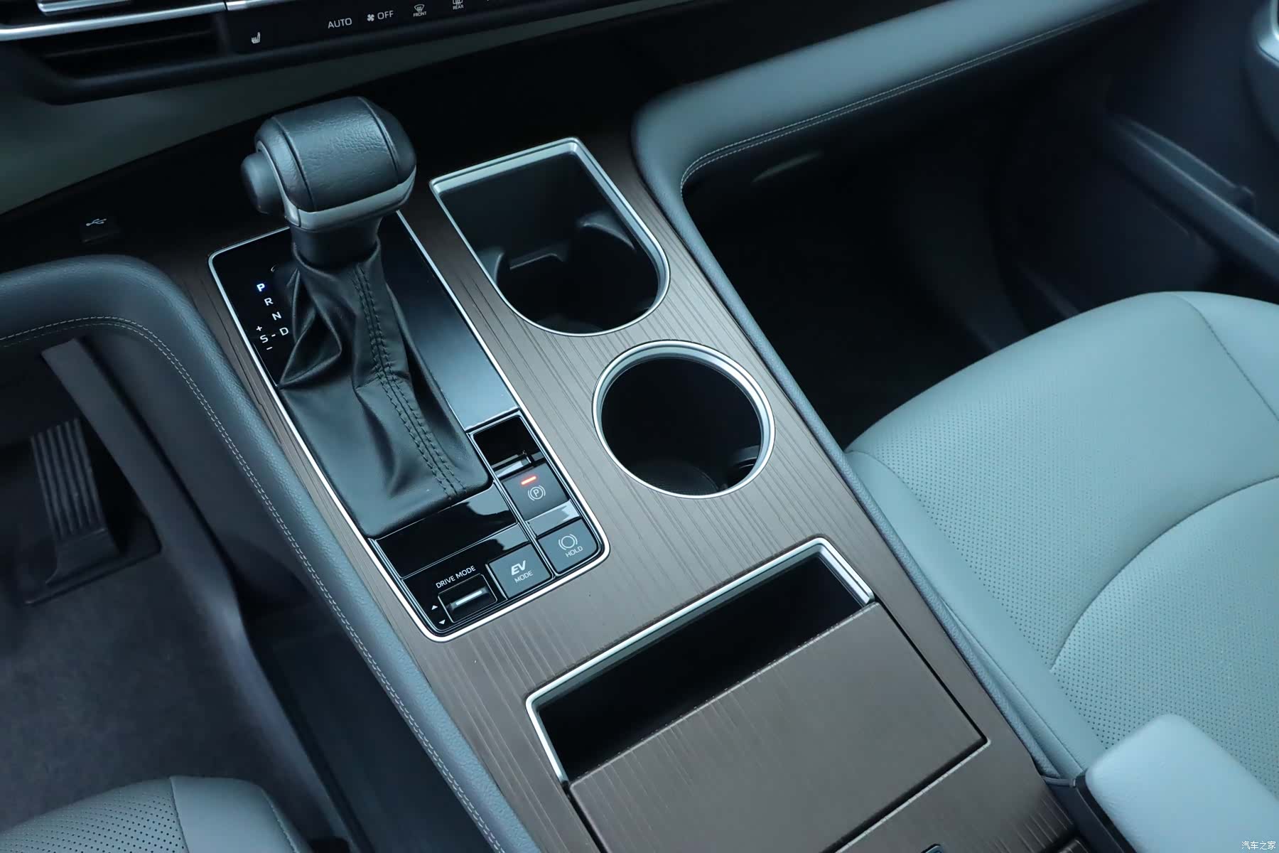 Toyota Granvia, 2023 12