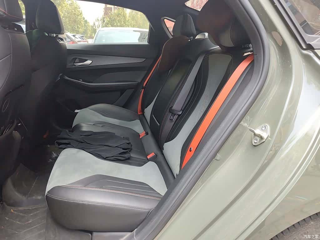 Geely Binray, 2022 15