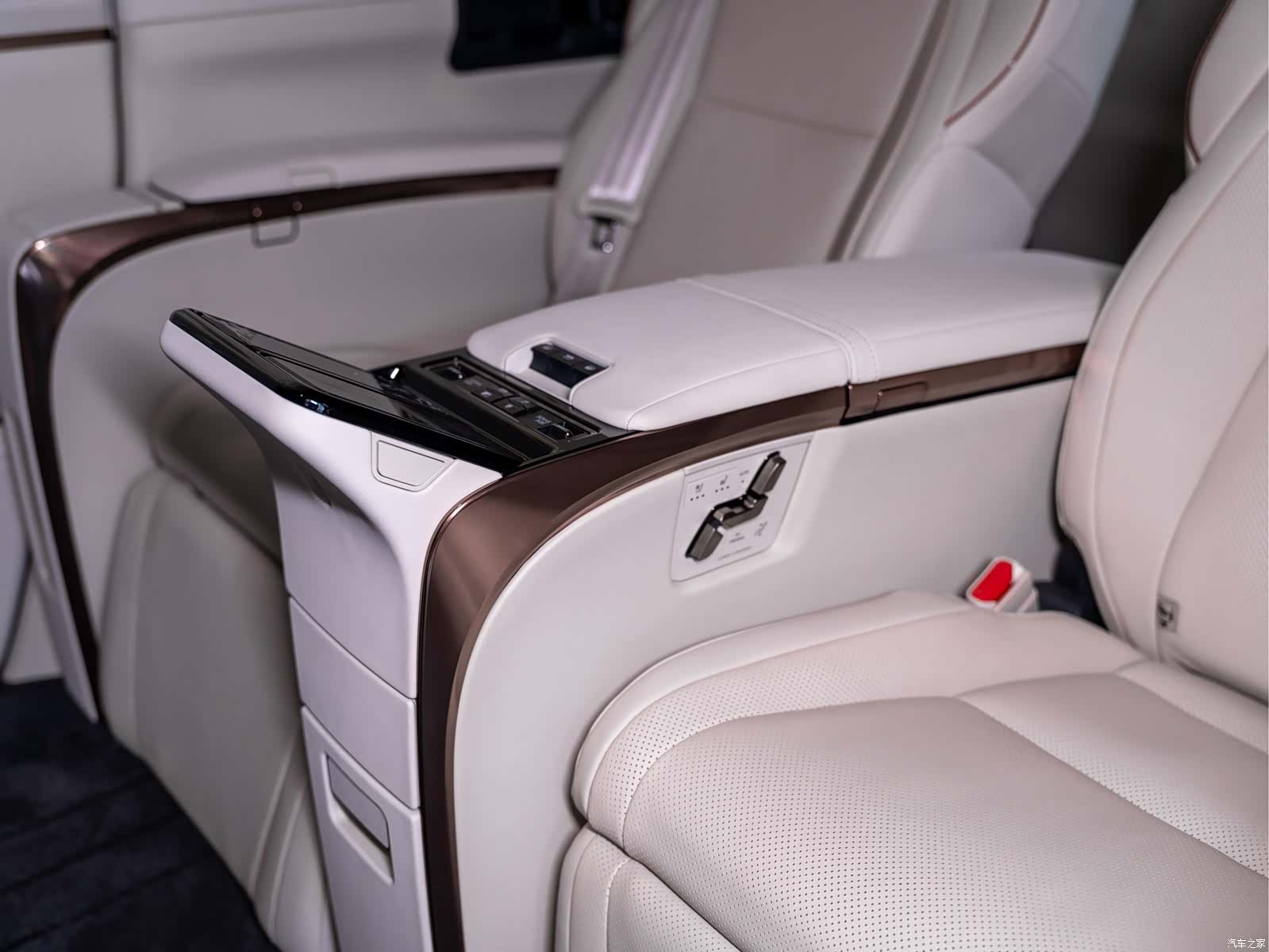 Lexus LM, 2026 14