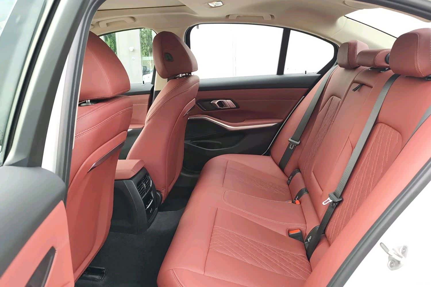BMW 3 Series, 2025 12