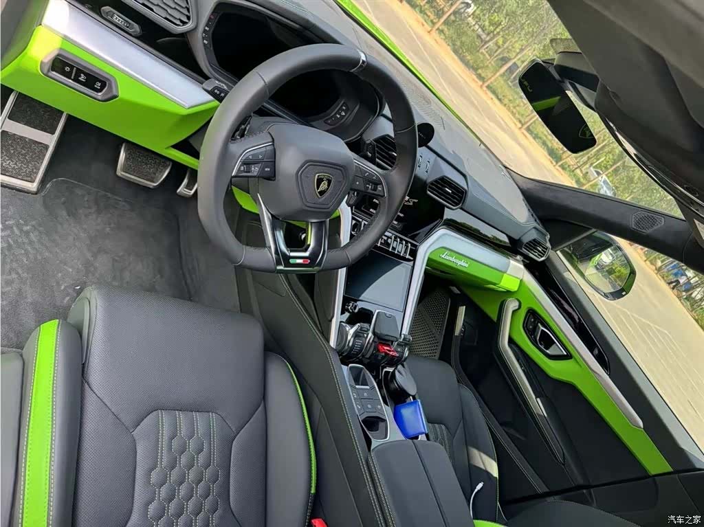 Lamborghini Urus, 2023 8