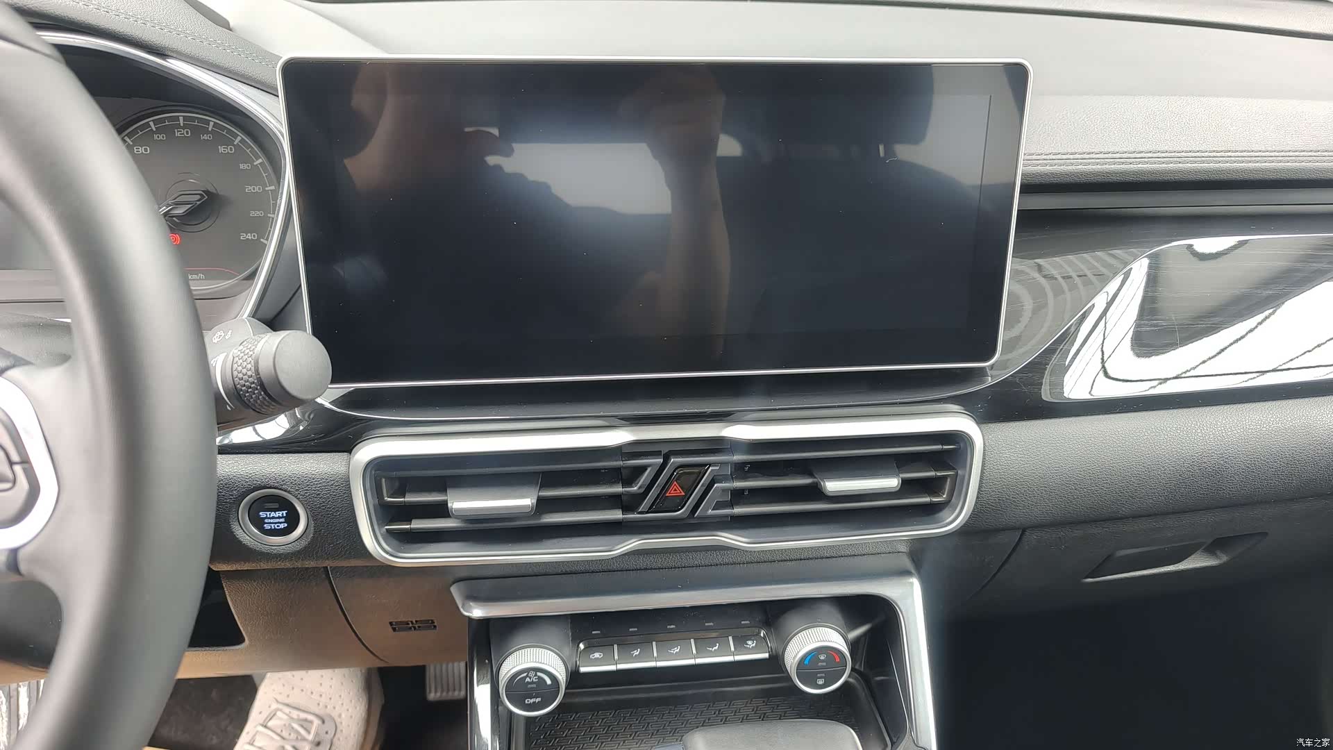 Geely Coolray, 2025 10