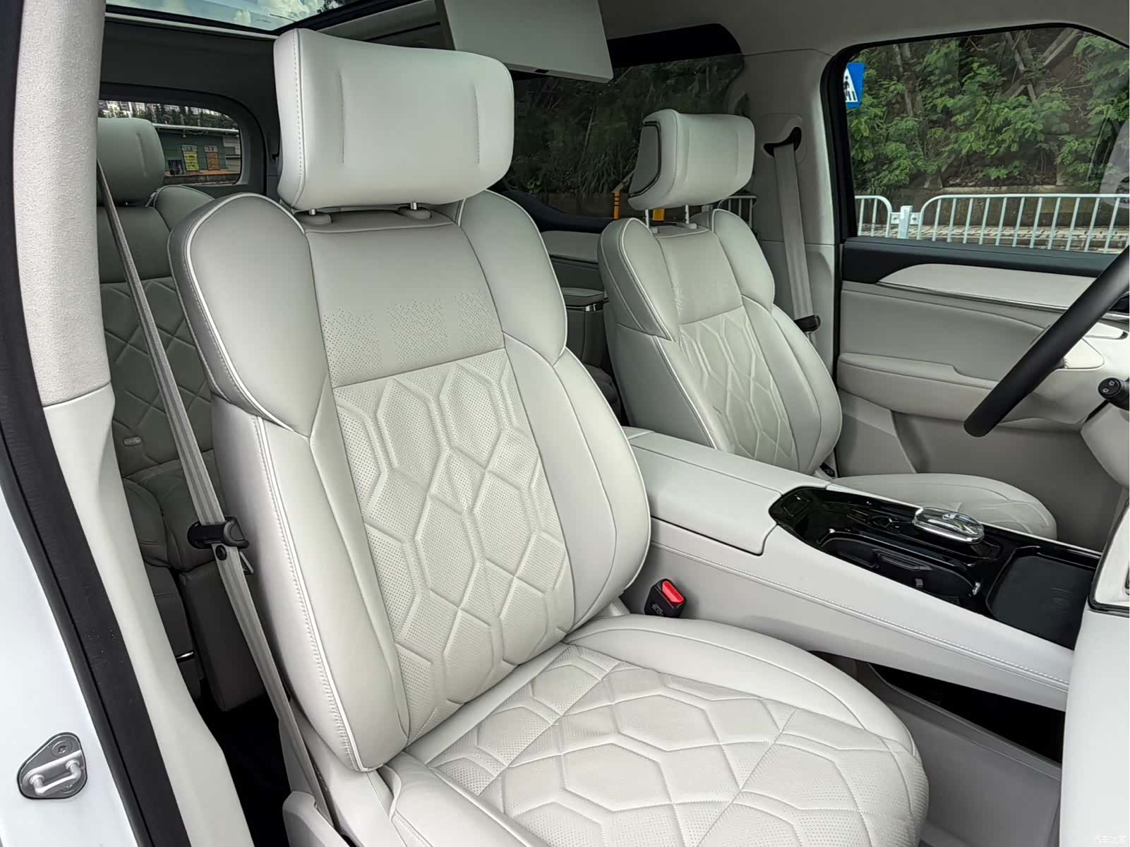 Volvo EM90, 2024 14