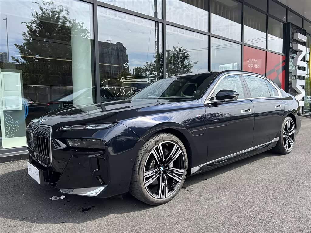 BMW i7