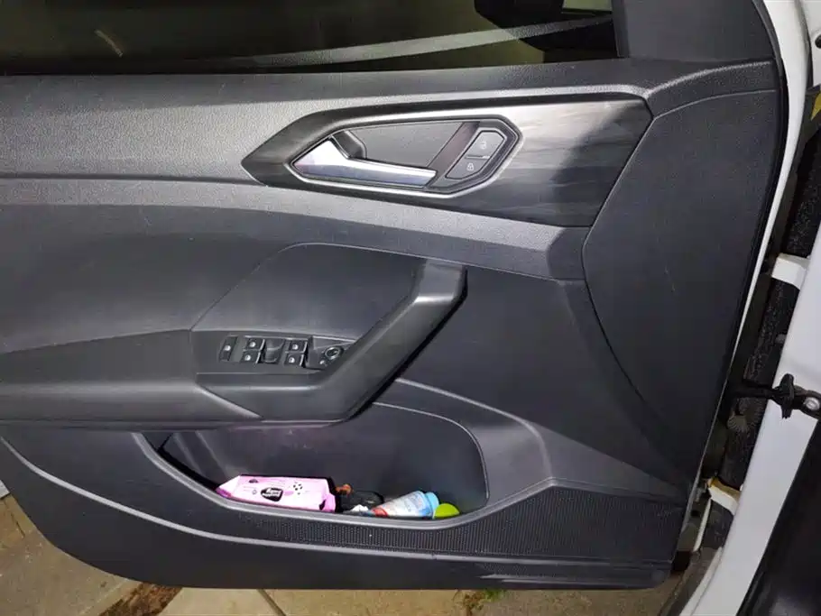 Volkswagen Exploring the shadow