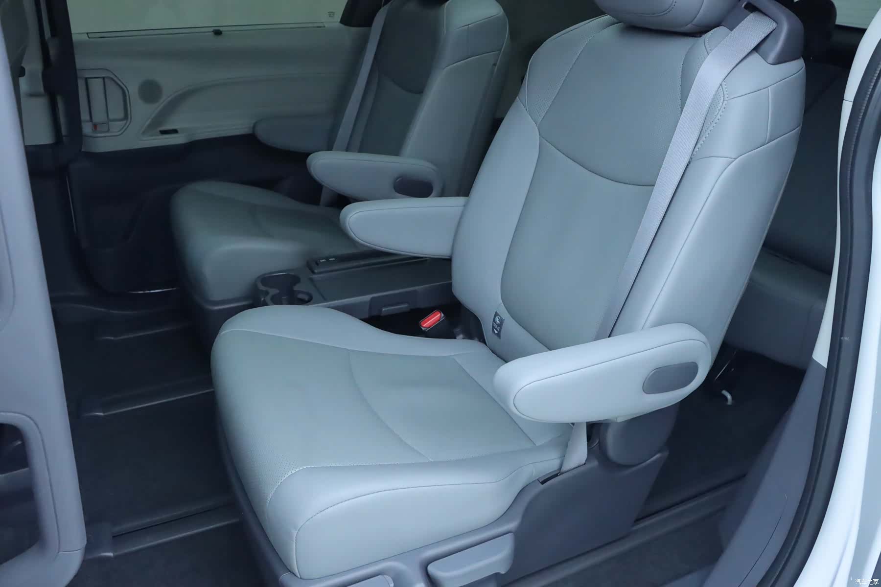 Toyota Granvia, 2023 16