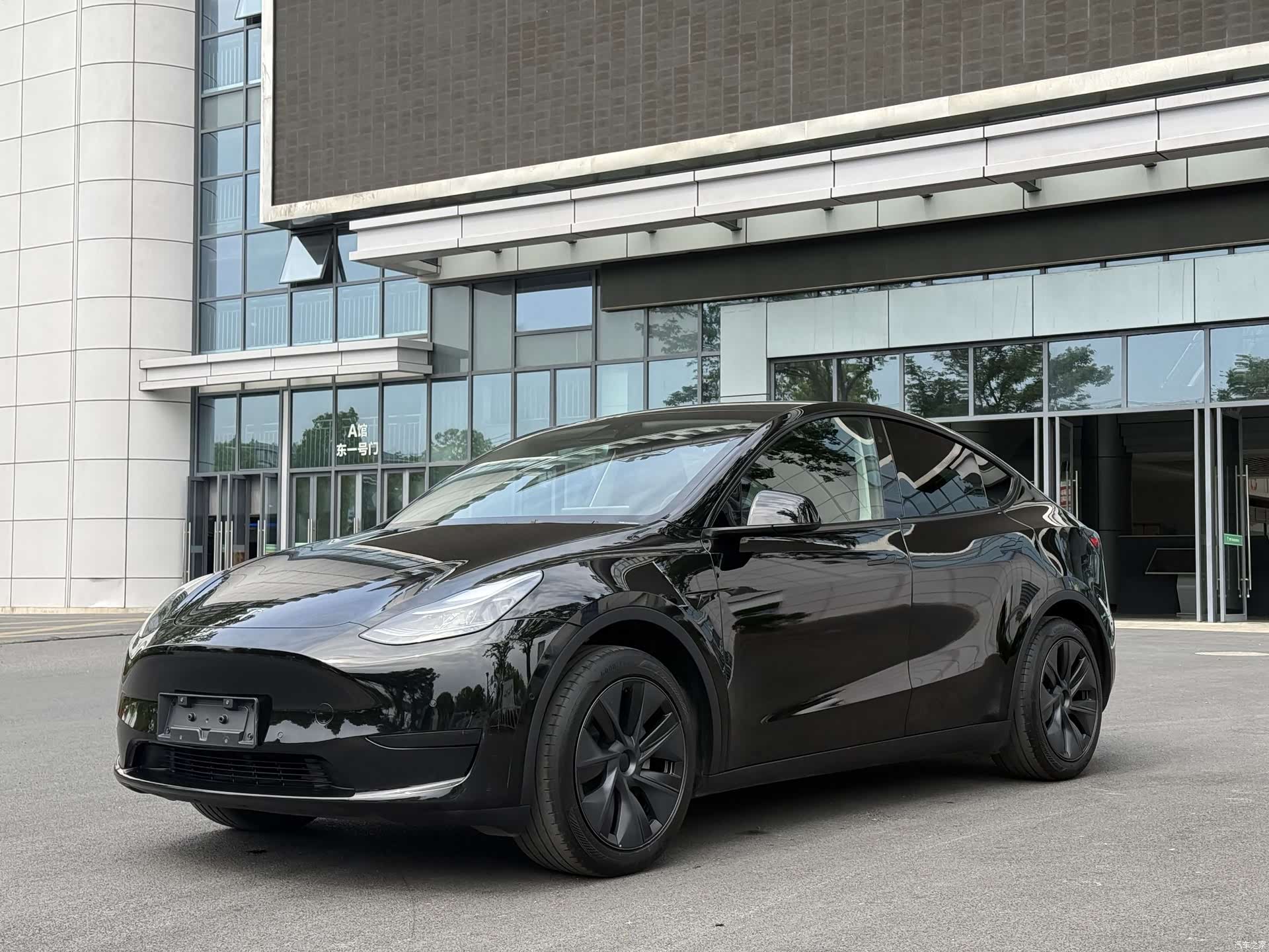 Tesla Model Y, 2023 1