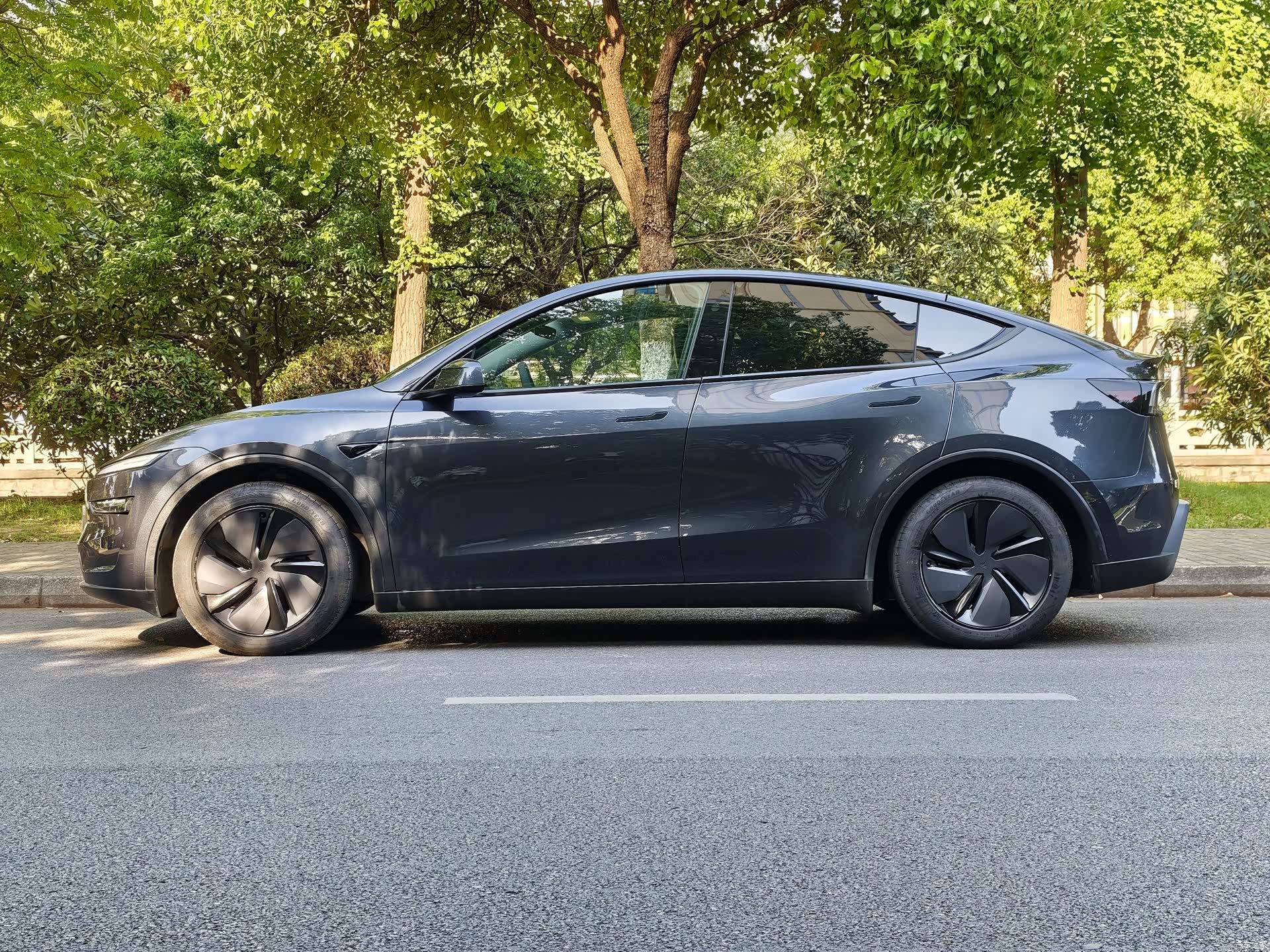 Tesla Model Y, 2025 13