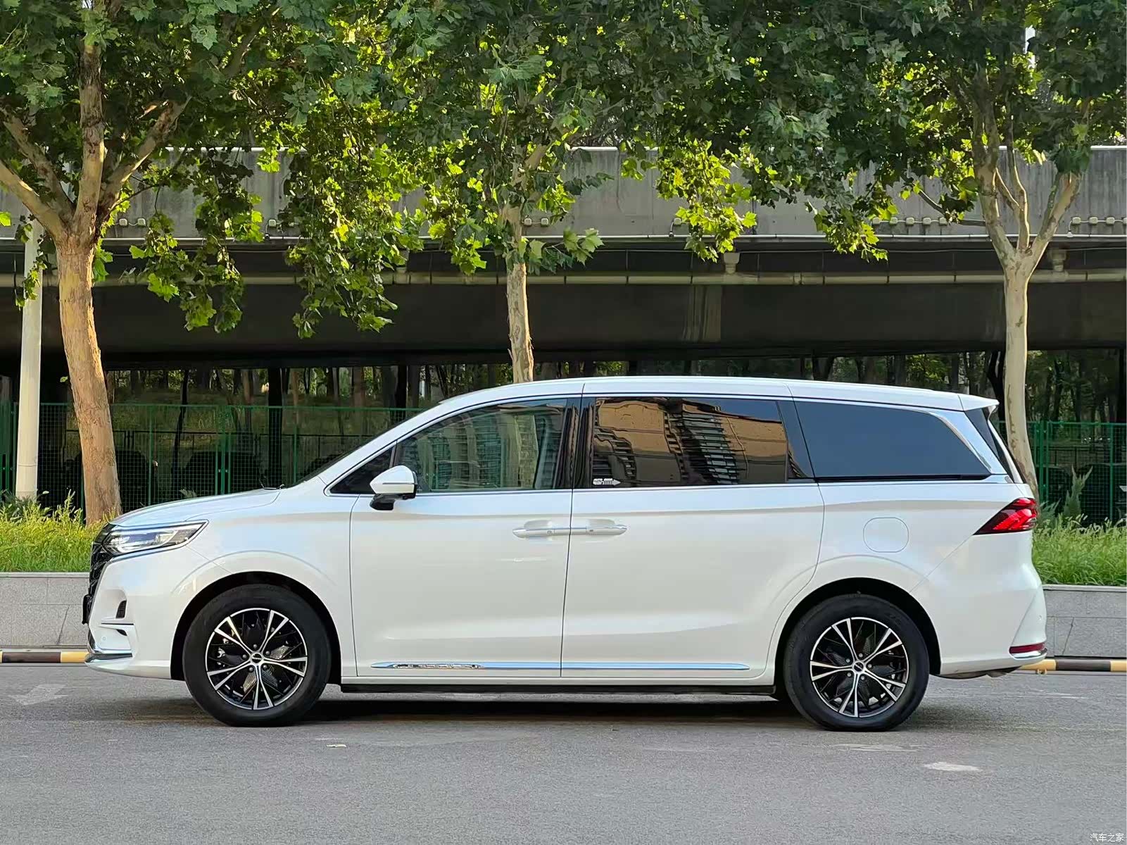 Roewe iMAX8, 2025 3