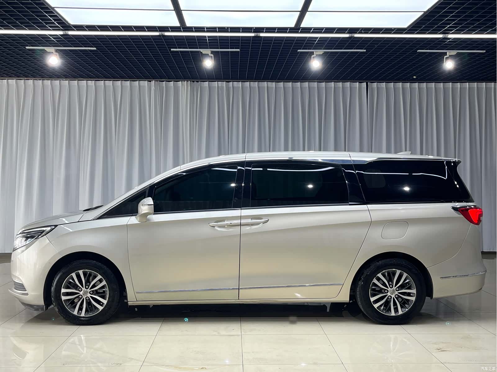 Buick GL8, 2017 4