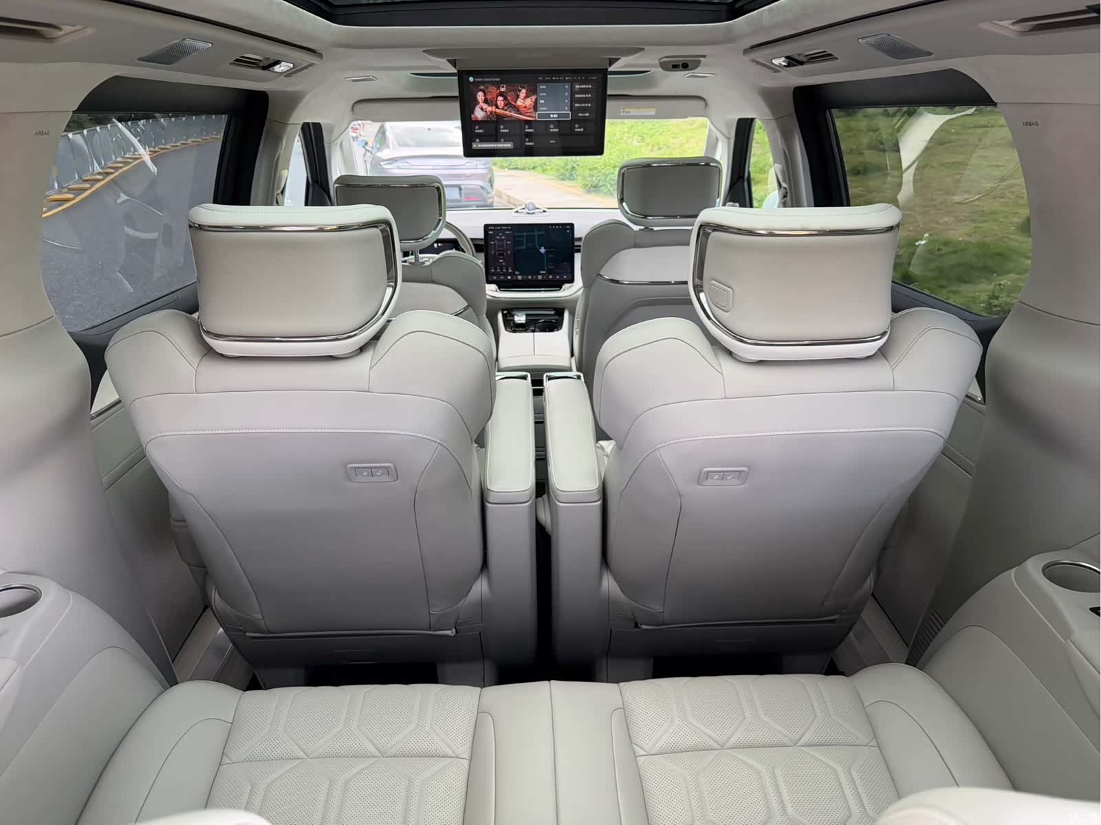 Volvo EM90, 2024 18