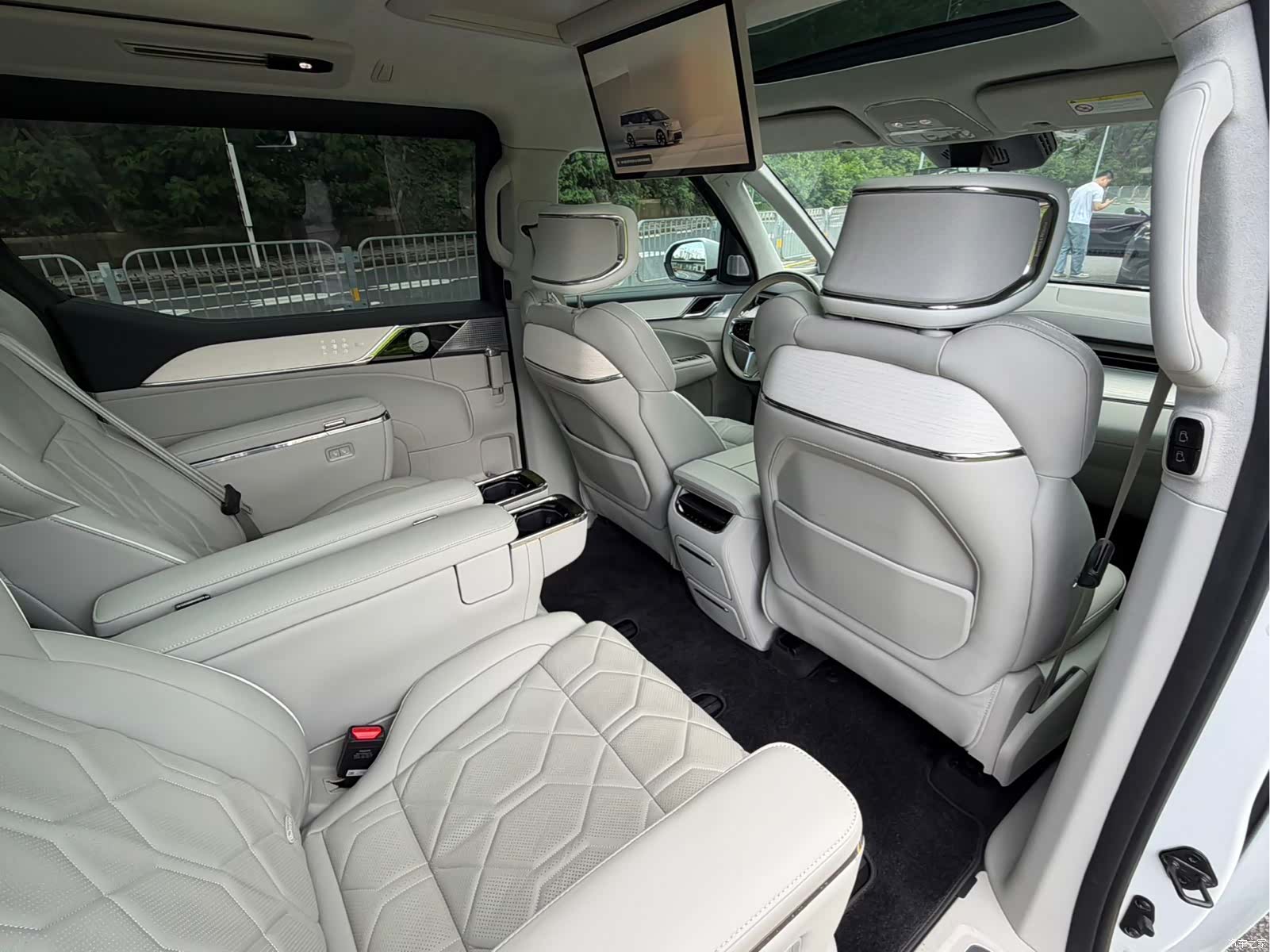 Volvo EM90, 2024 16