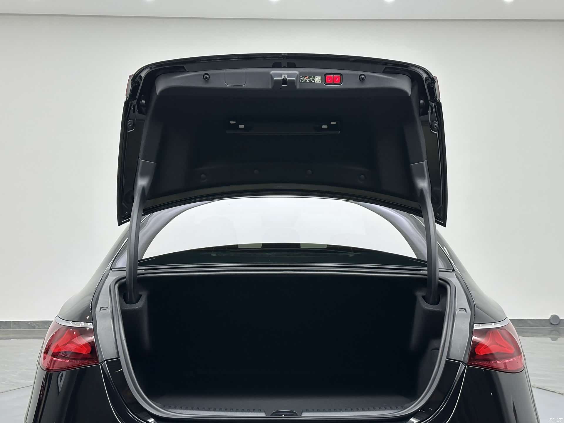 Mercedes-Benz E-Class, 2024 26