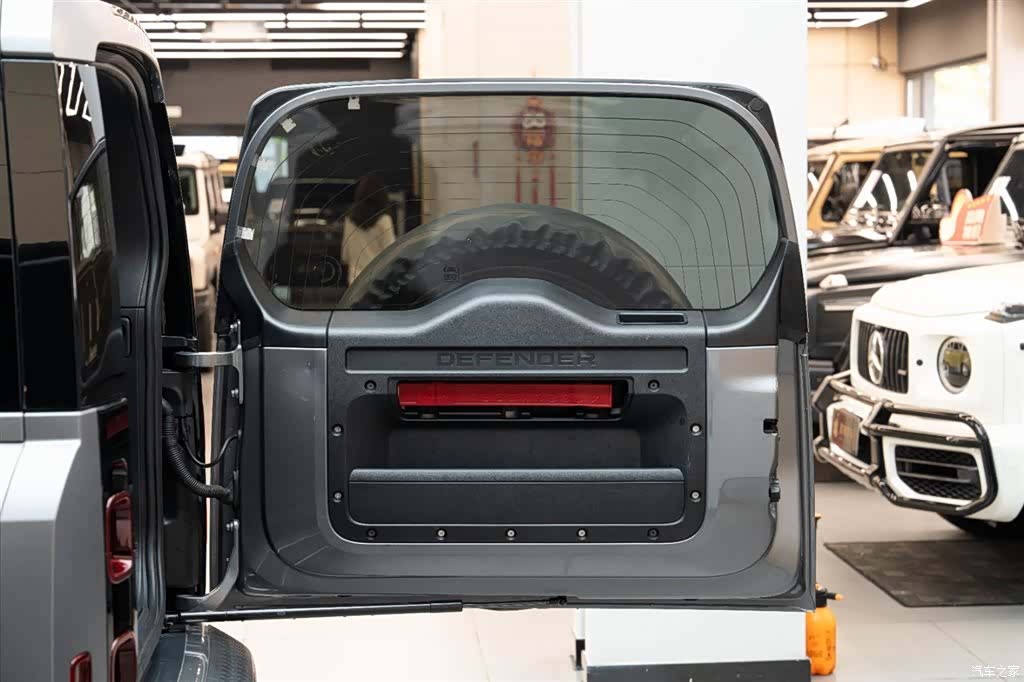 Land Rover Defender, 2023 18
