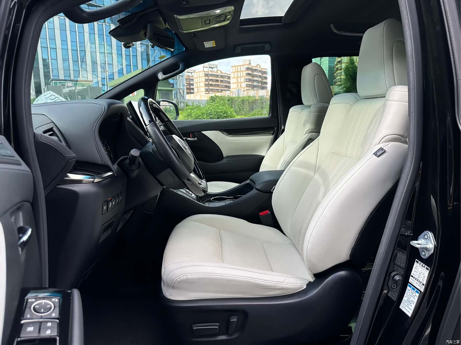 Lexus LM, 2021 4