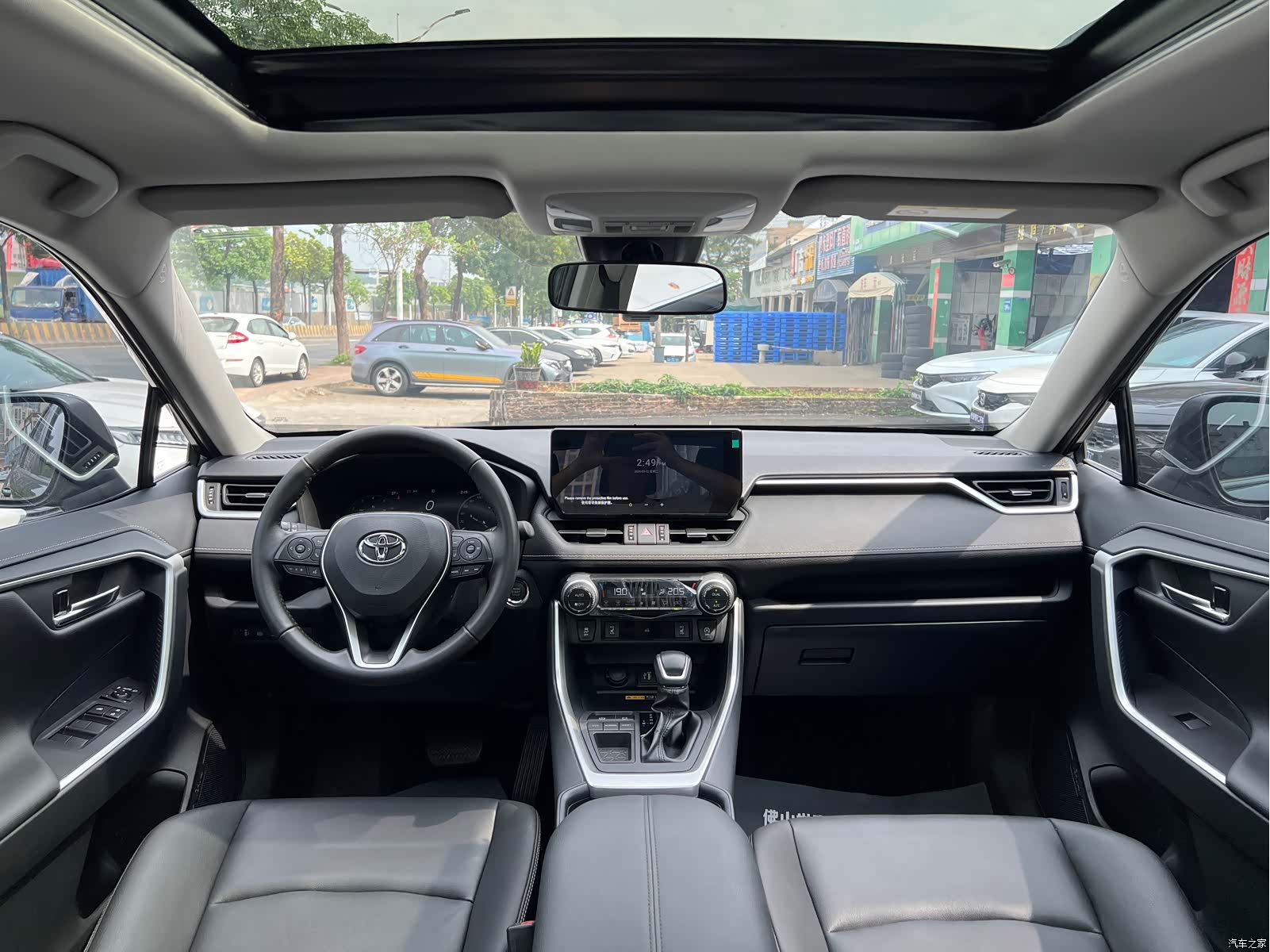 Toyota RAV4, 2024 все фото