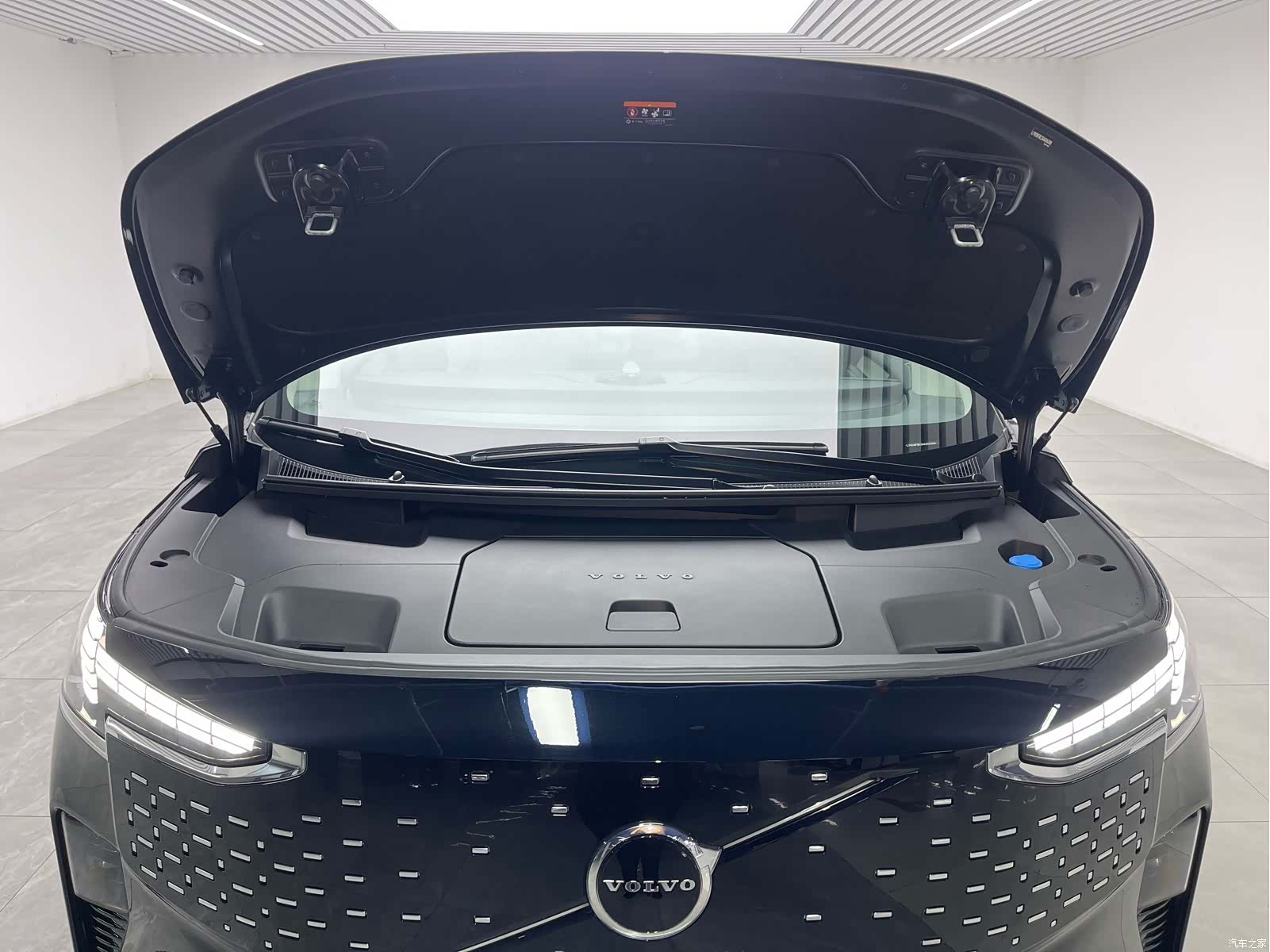 Volvo EM90, 2024 9