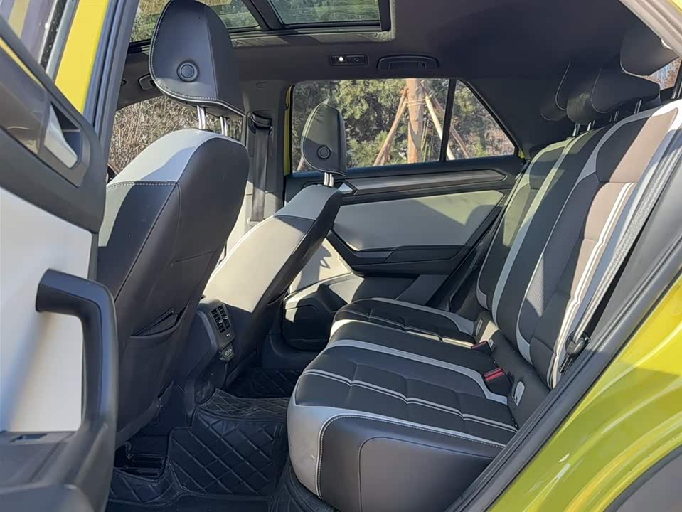 Volkswagen T-ROC exploring Songs