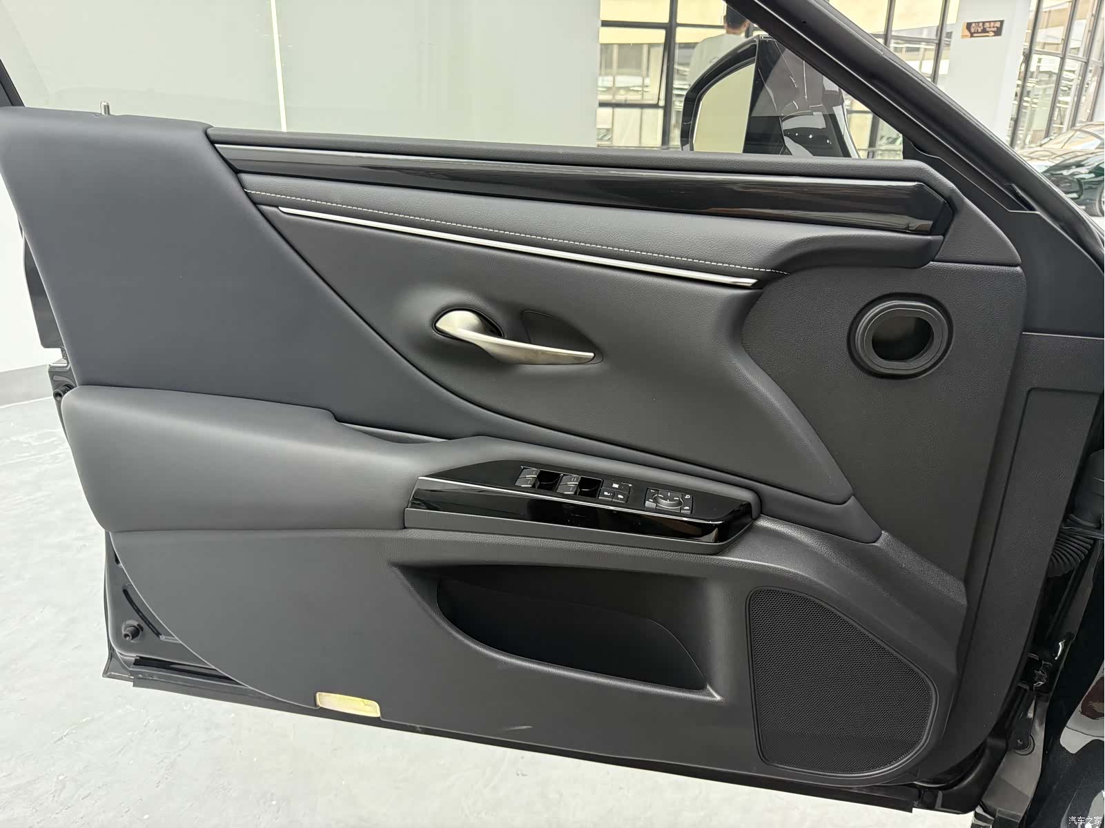 Lexus ES, 2023 12