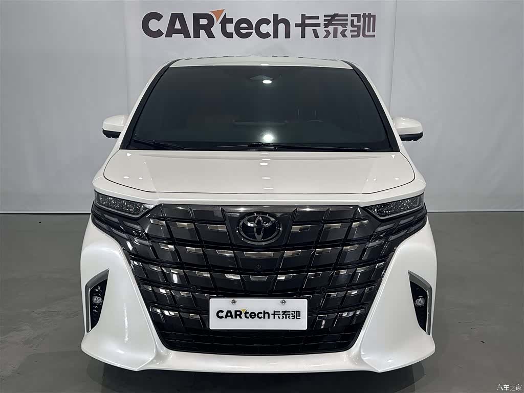 Toyota Alphard, 2024 3