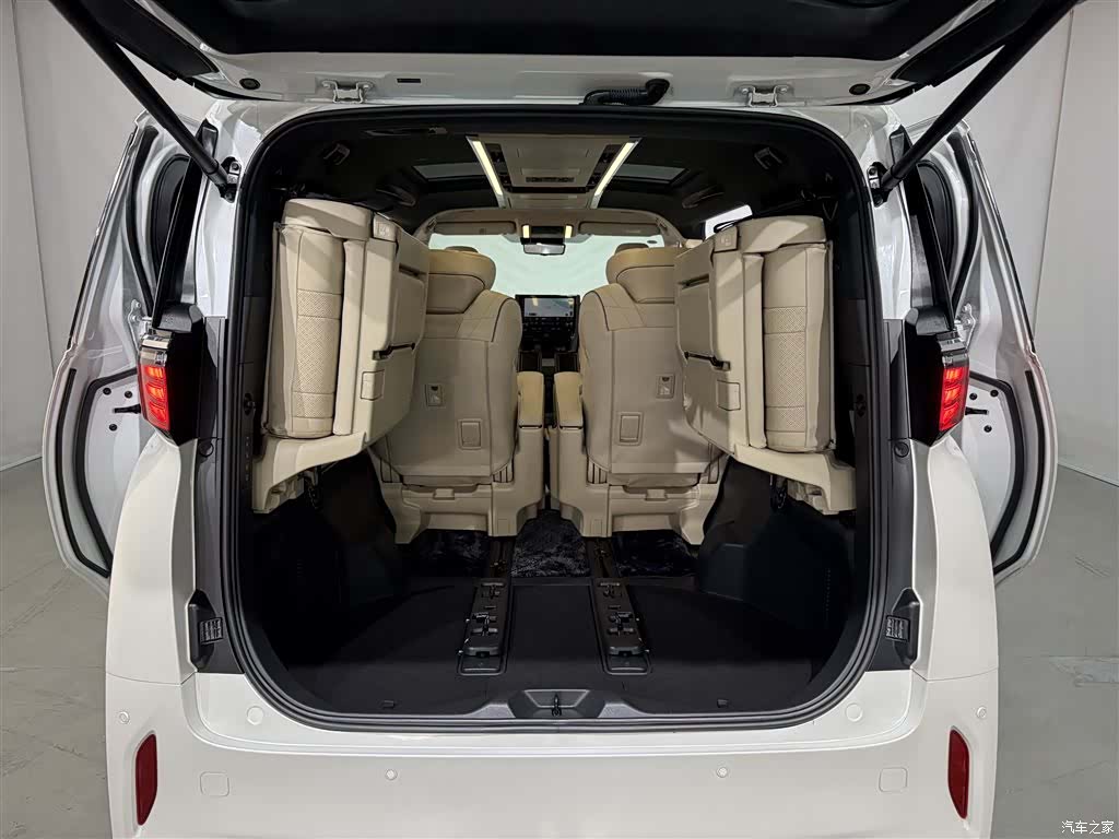 Toyota Alphard, 2024 18