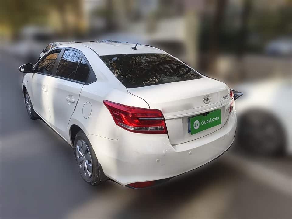 Toyota YARiS L to enjoy