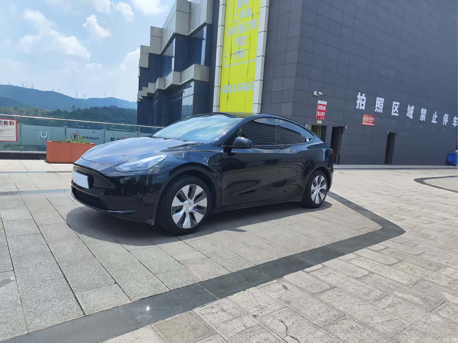 Tesla Model Y, 2023 1