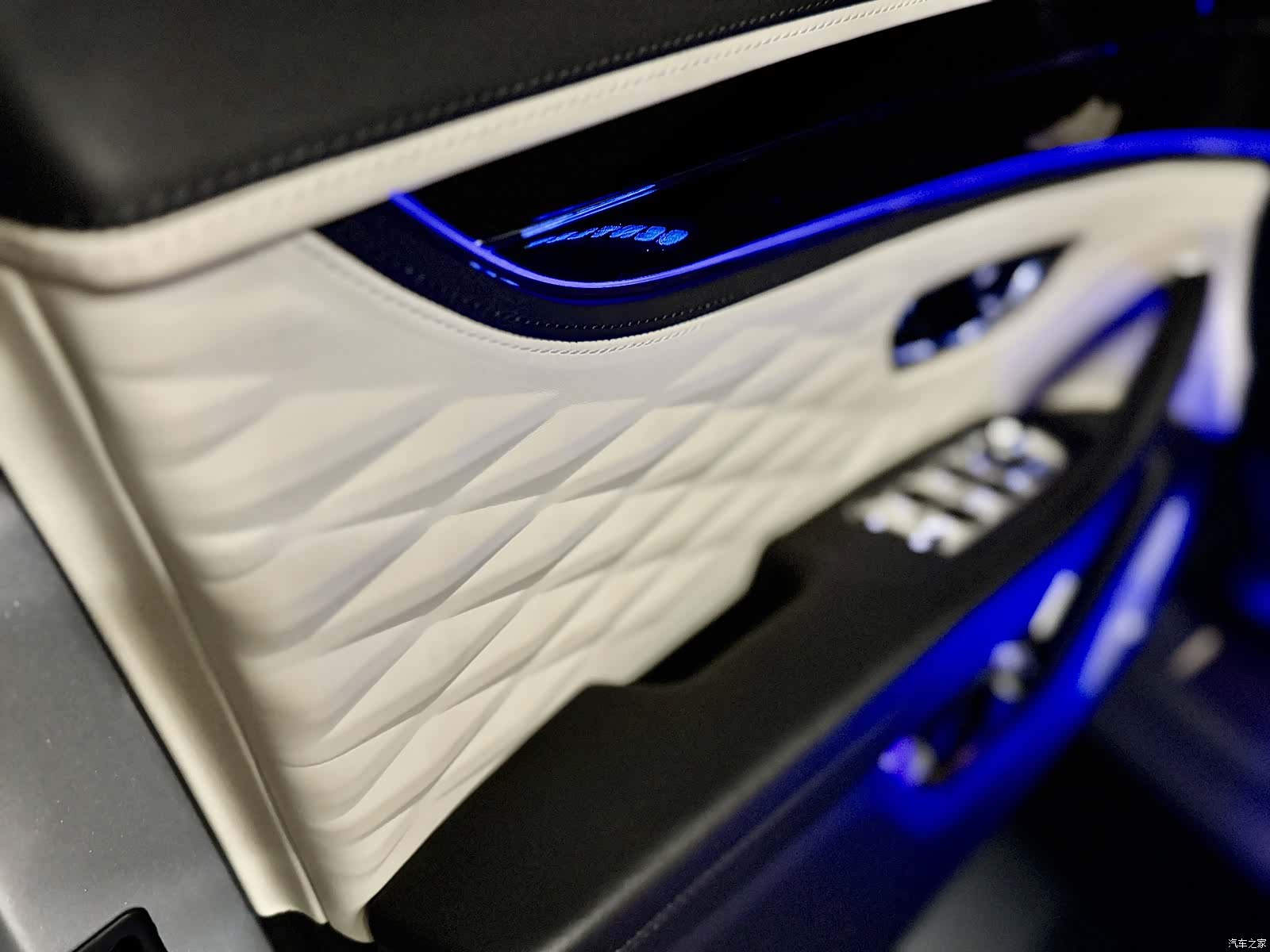 Bentley Flying Spur, 2023 19