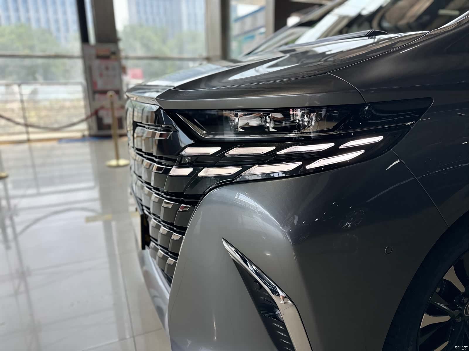 Toyota Alphard, 2023 все фото