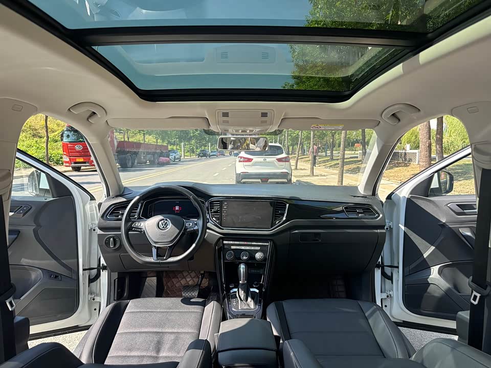 Volkswagen T-ROC exploring Songs