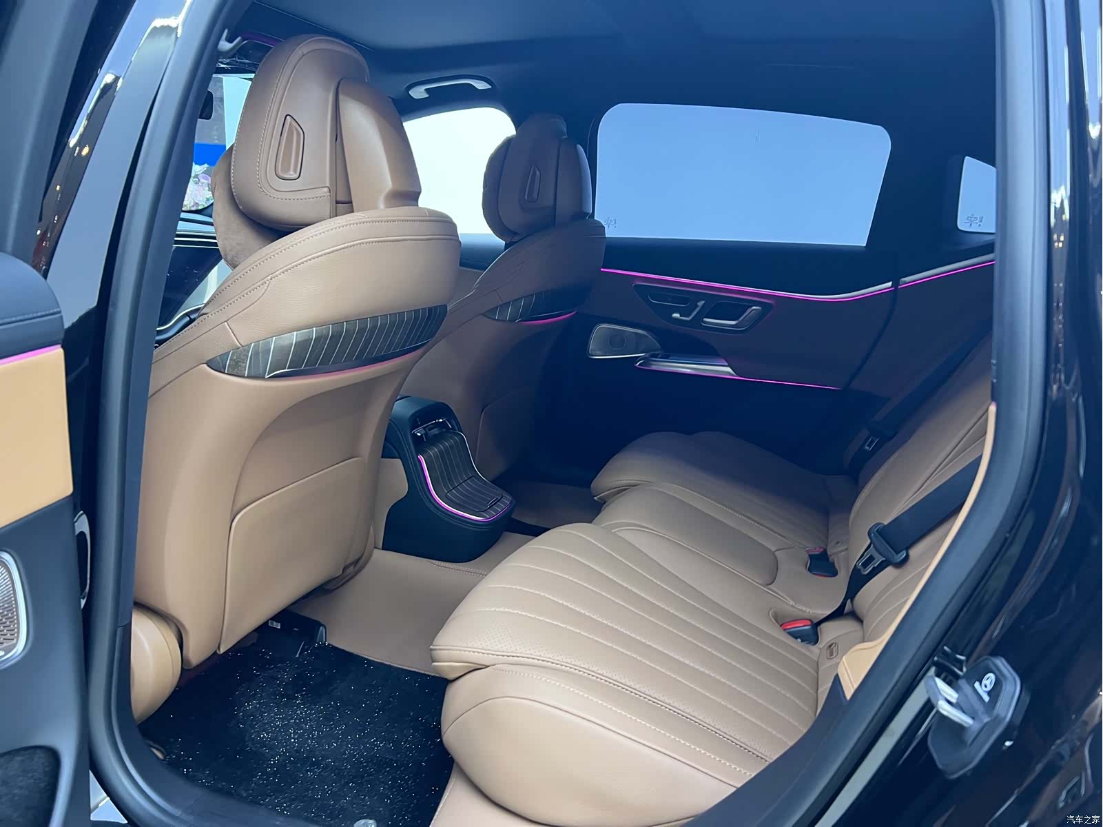 Mercedes-Benz E-Class, 2024 11
