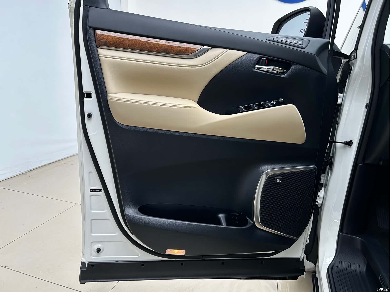 Toyota Alphard, 2015 4