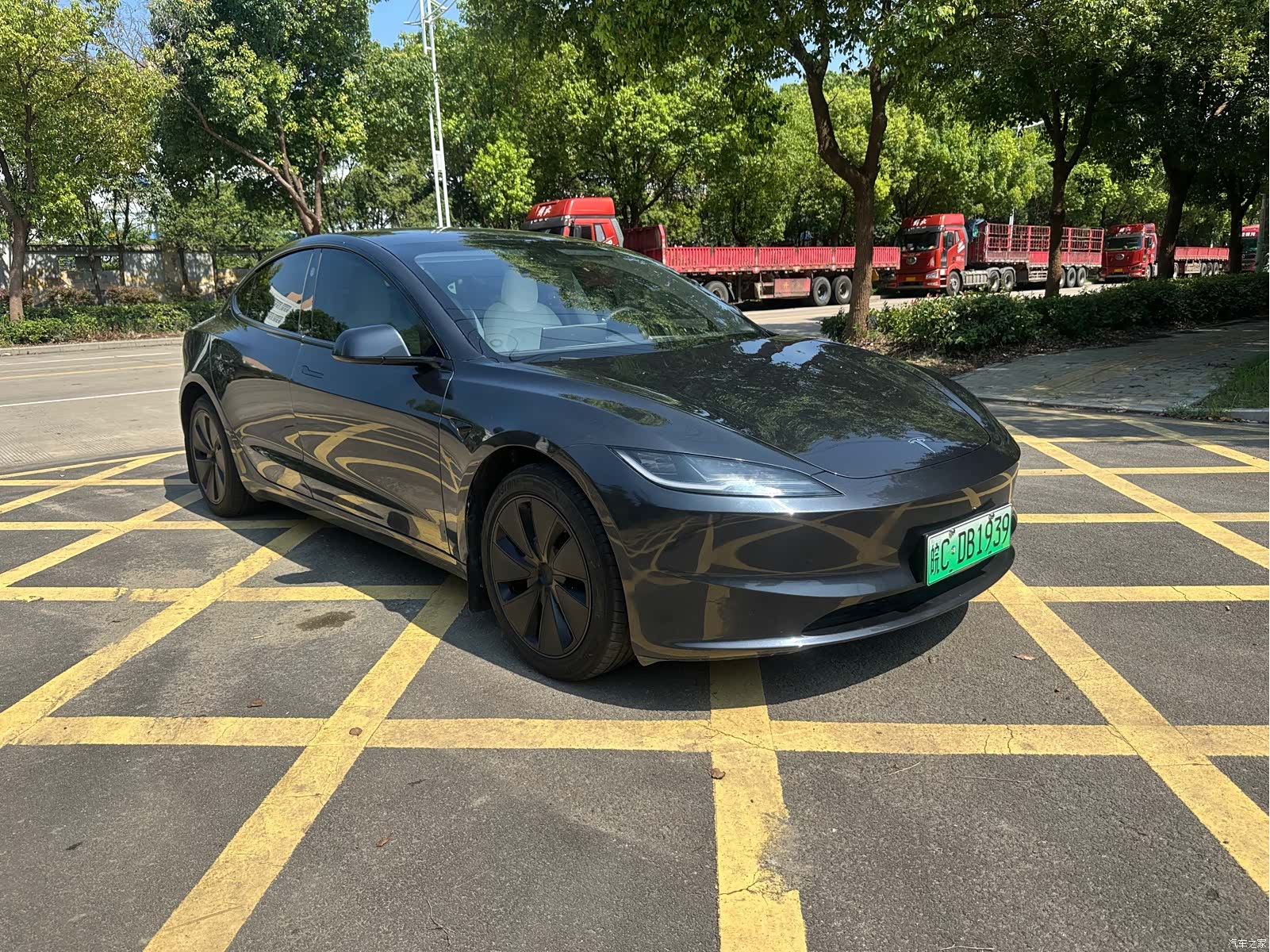 Tesla Model 3, 2025 3