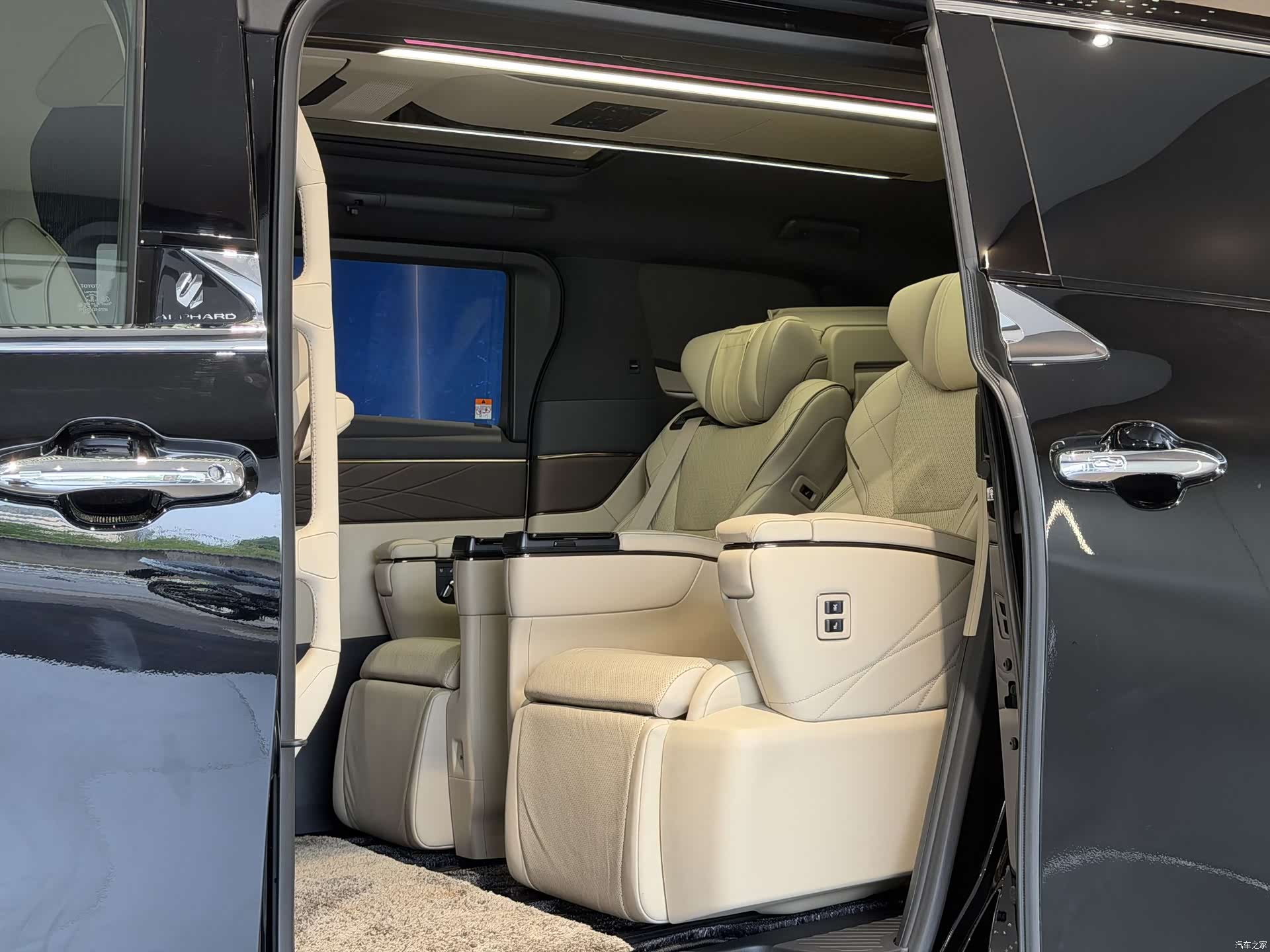 Toyota Alphard, 2023 9