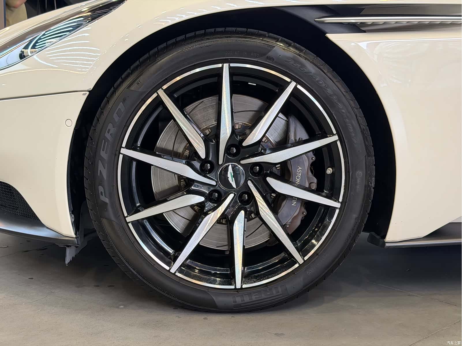 Aston Martin DB11, 2020 6