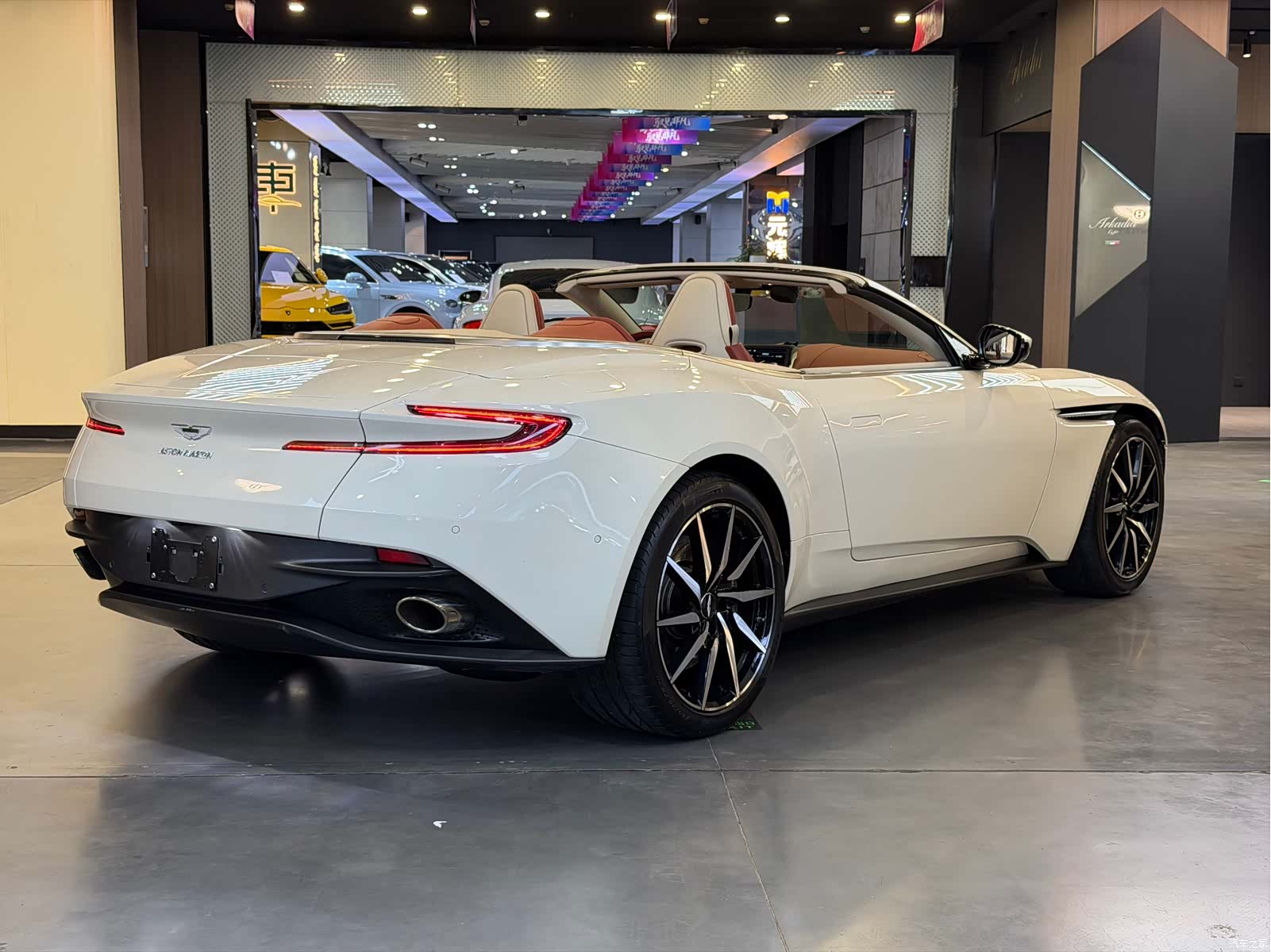 Aston Martin DB11, 2020 23