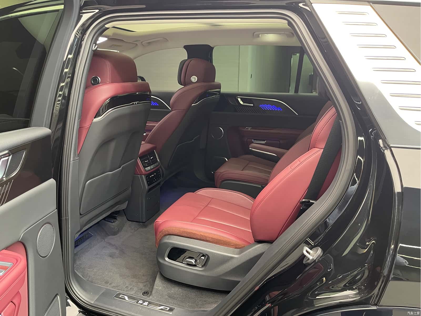 Hongqi E-HS9, 2023 11