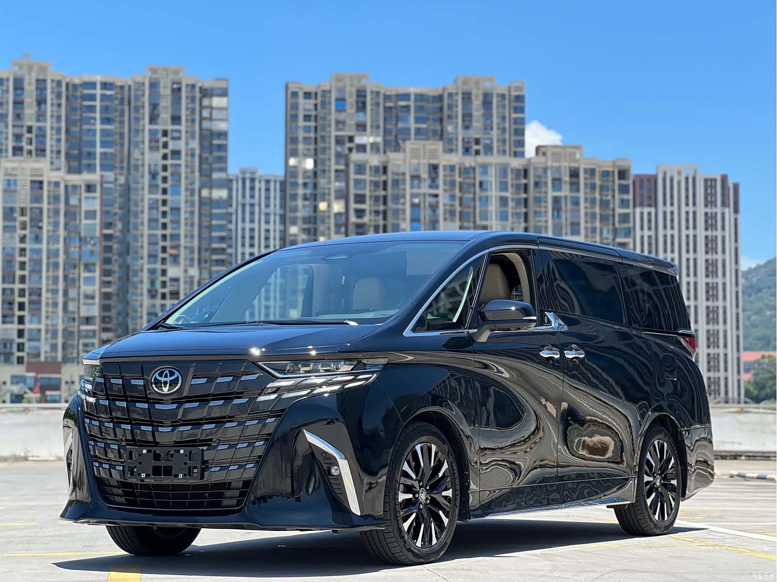 Toyota Alphard, 2024 1