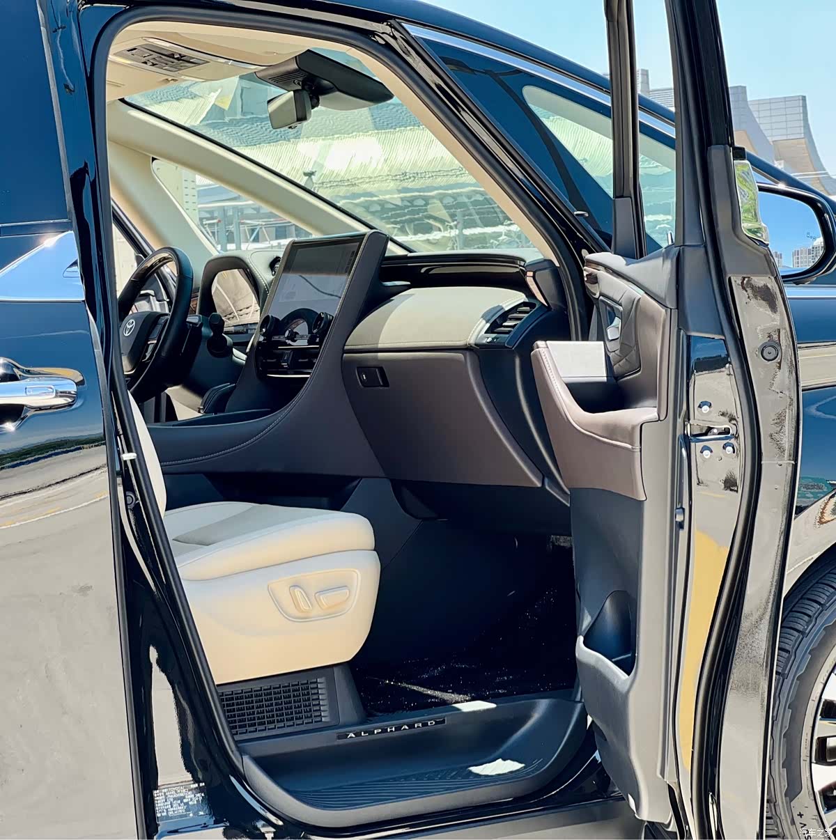 Toyota Alphard, 2024 6