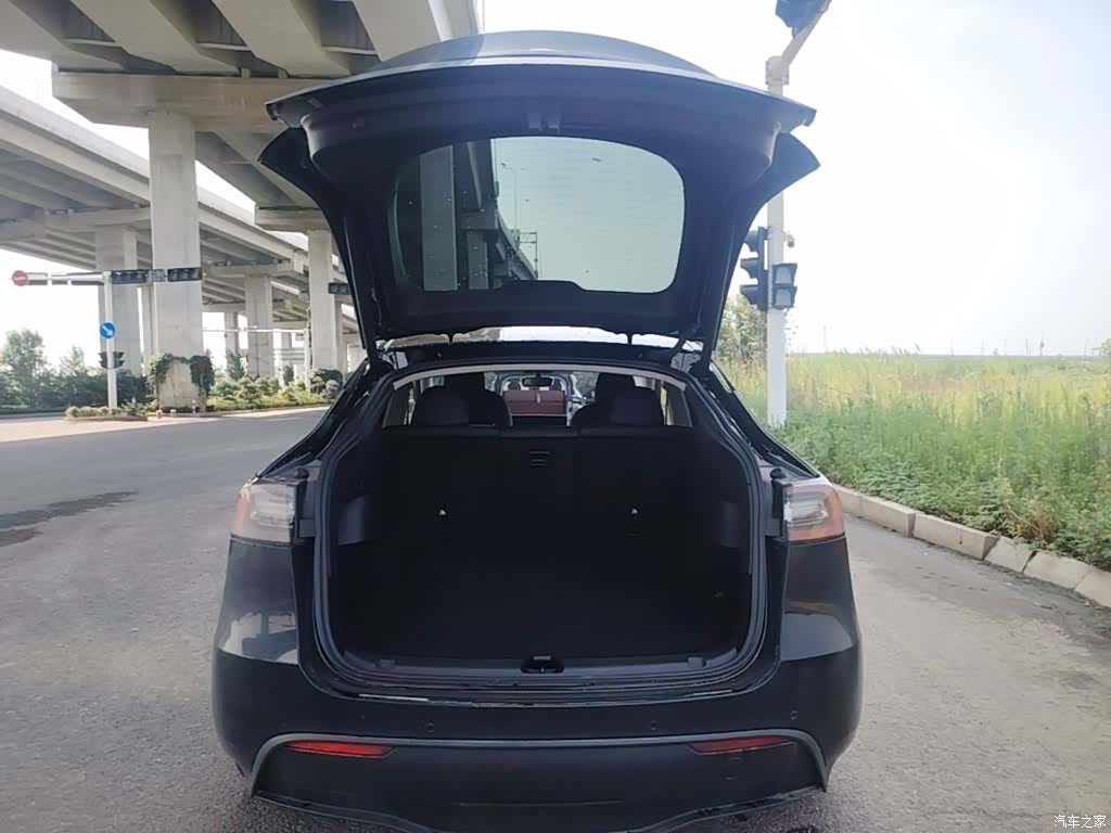 Tesla Model Y, 2023 19