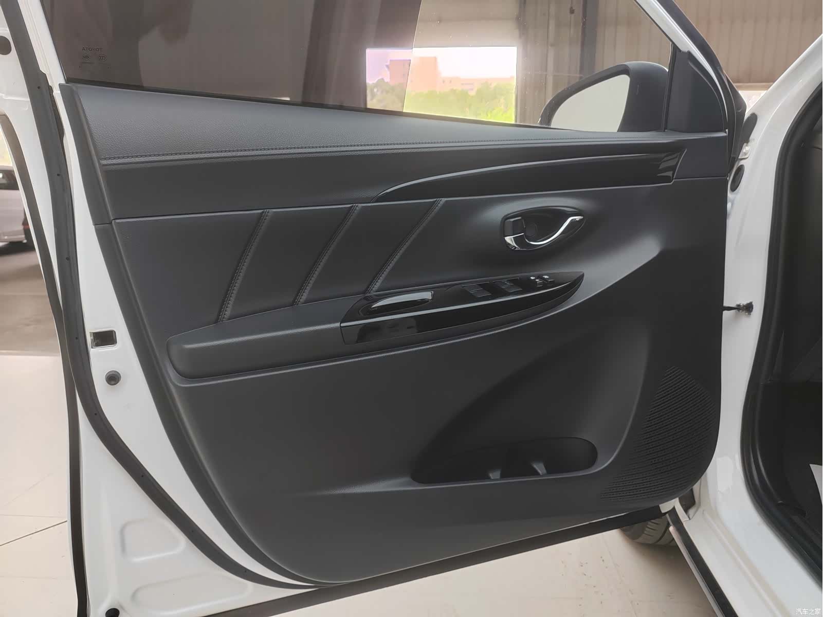 Toyota YARiS L, 2022 13