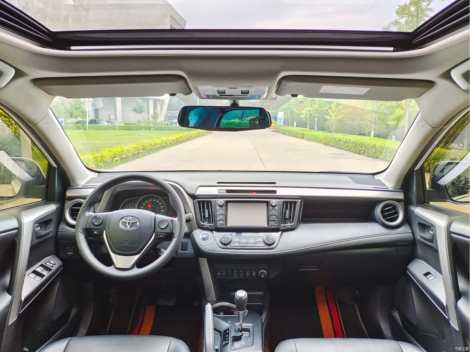 Toyota RAV4, 2017 все фото