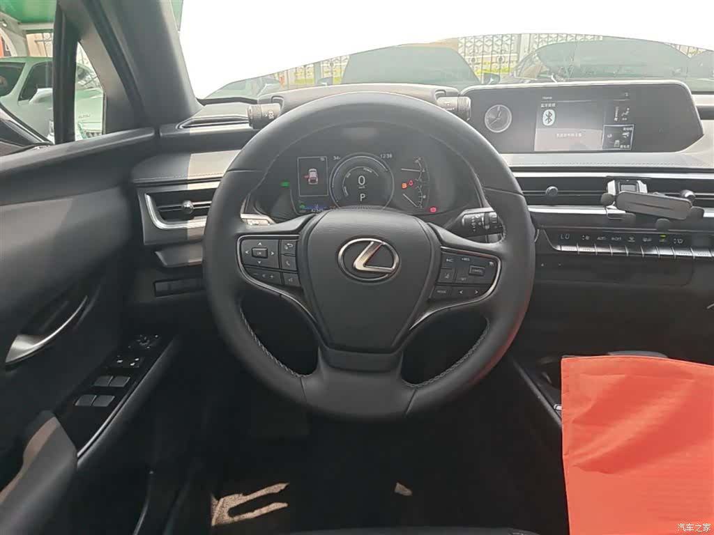 Lexus UX, 2021 11