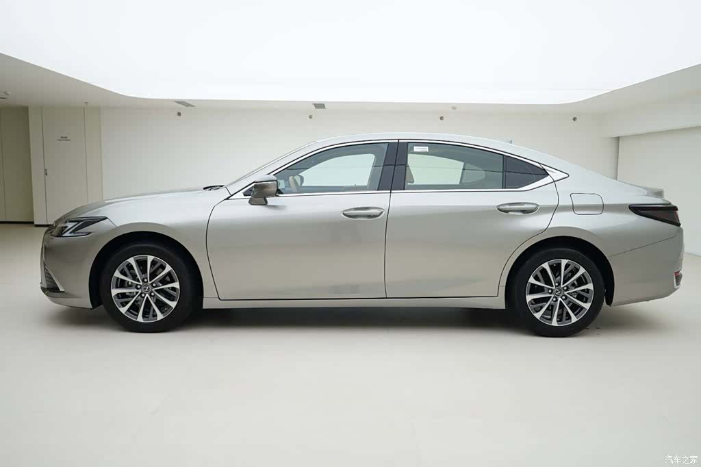 Lexus ES, 2026 3
