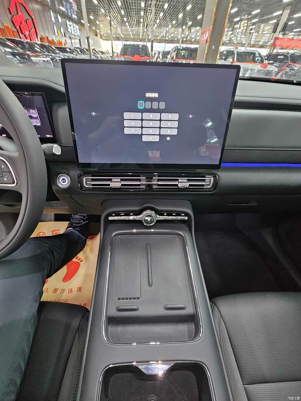 Hongqi HS5, 2026 13