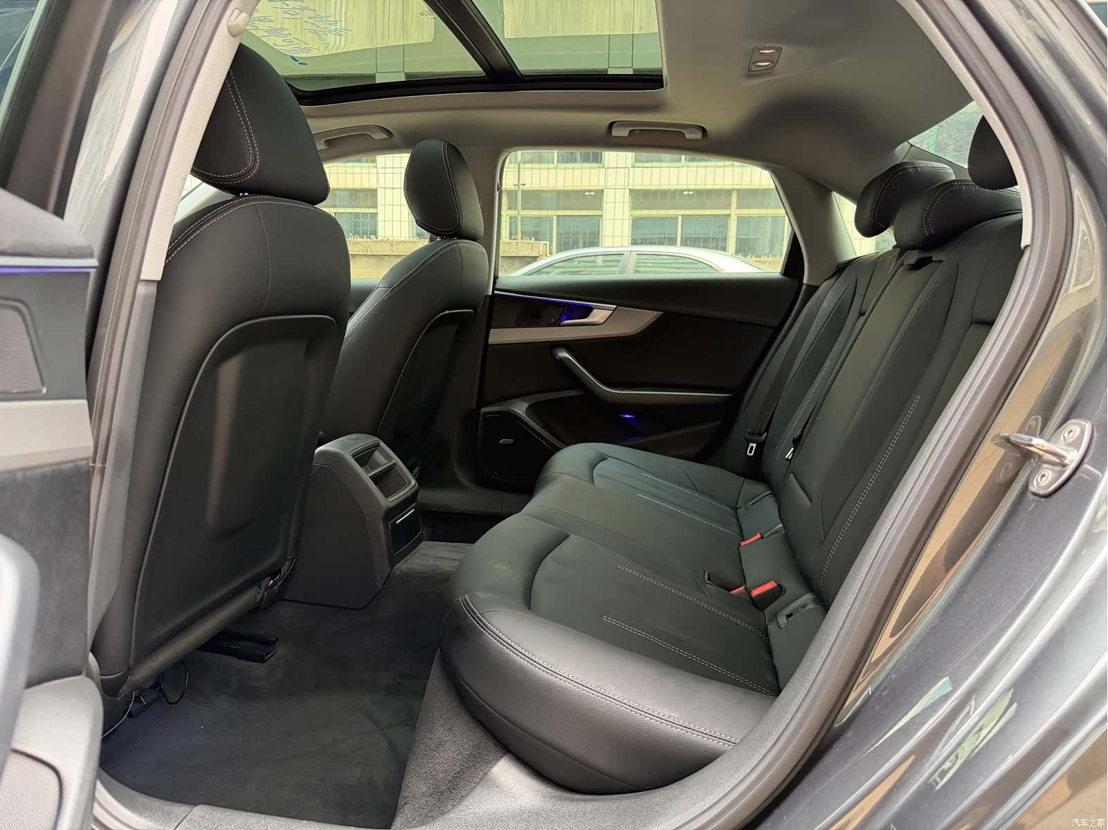 Audi A4L, 2019 все фото