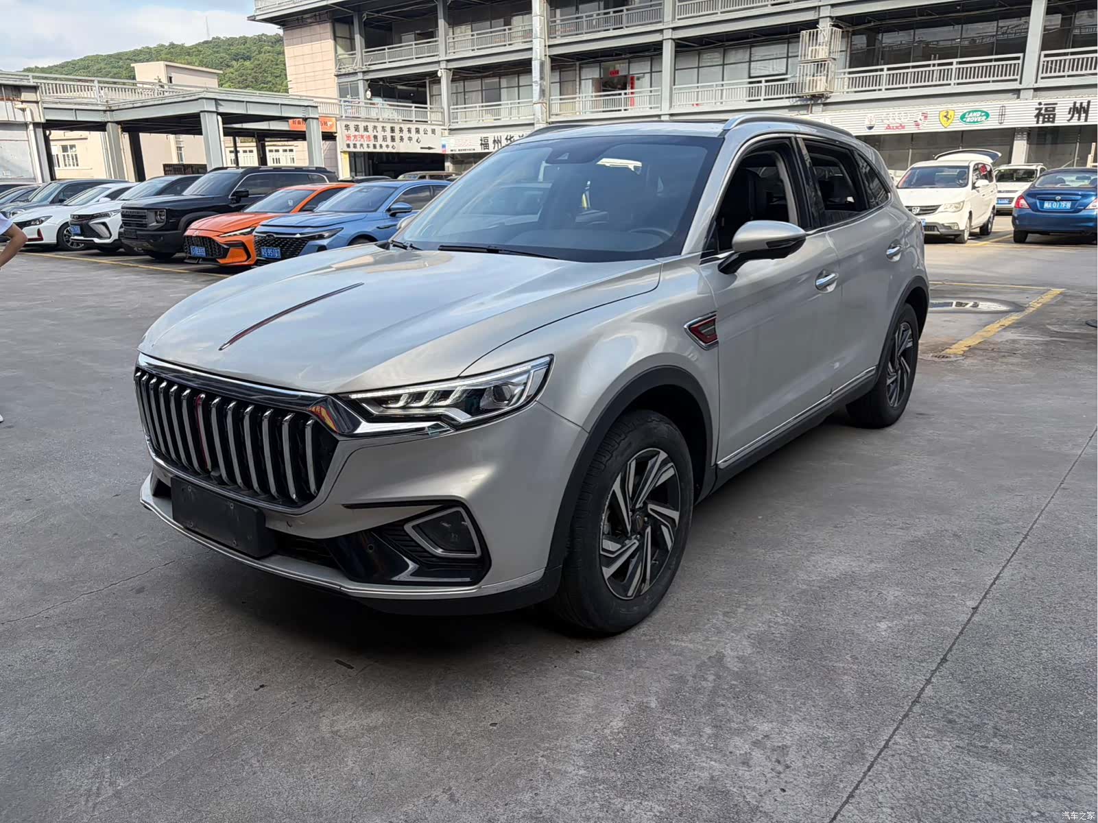 Hongqi HS5