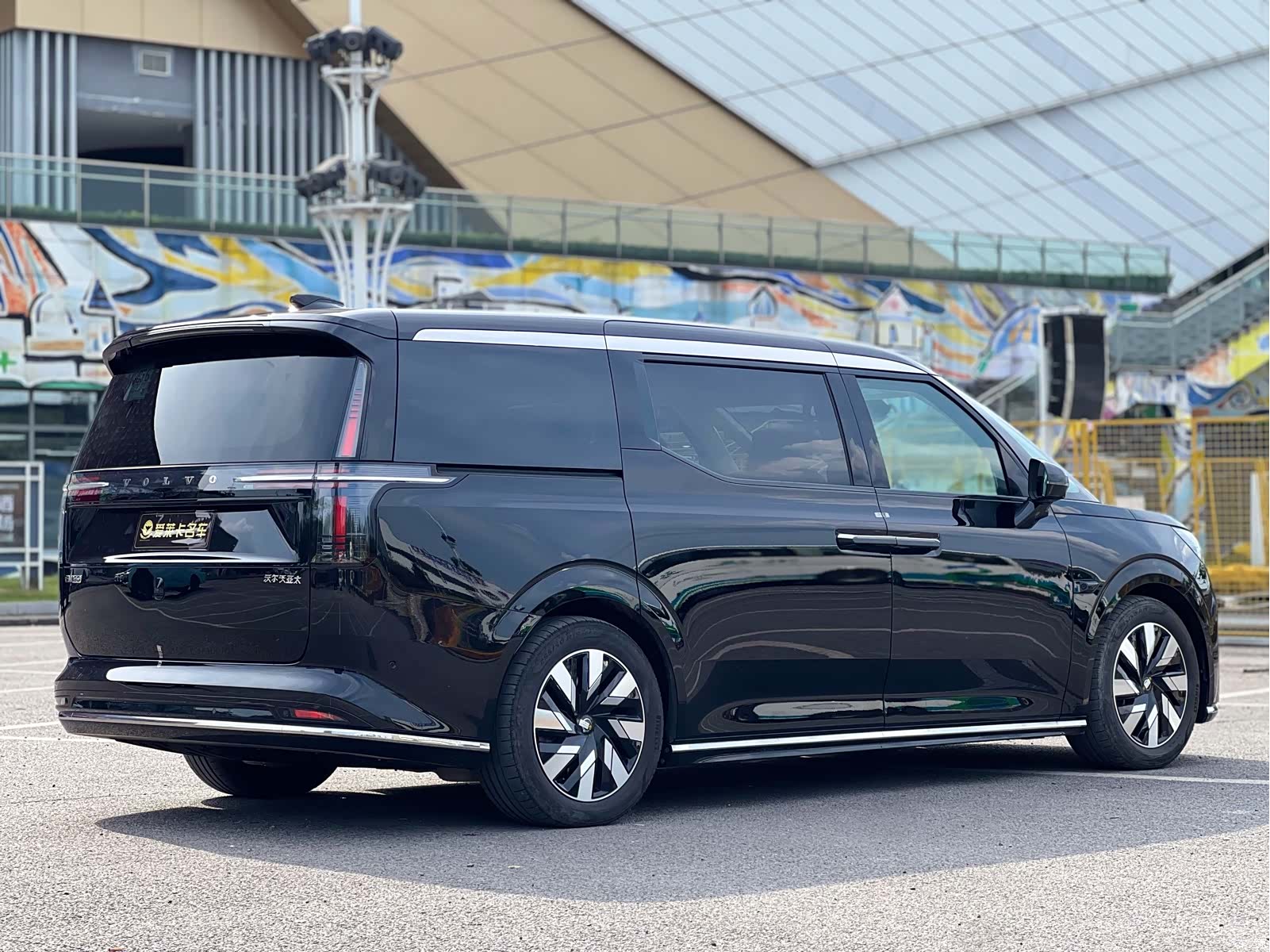 Volvo EM90, 2024 все фото