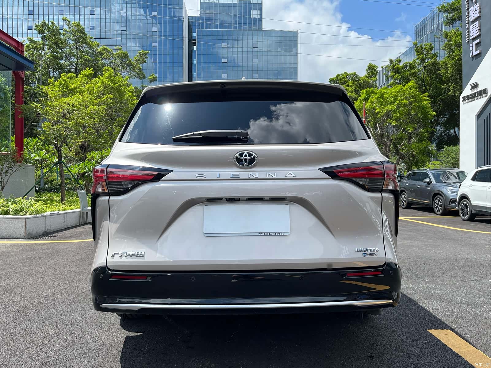 Toyota Sienna, 2025 все фото