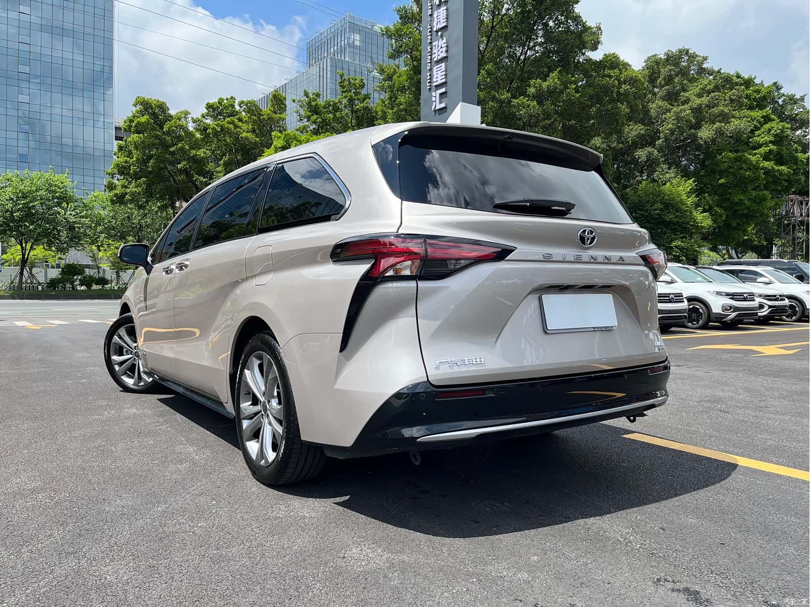 Toyota Sienna, 2025 4